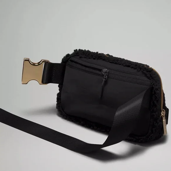 Lululemon Everywhere Belt Bag Large 2L FleeceBlack/Gold Color. Lululemon Everywhere Belt Bag Large 2L FleeceBlack/Gold Color.